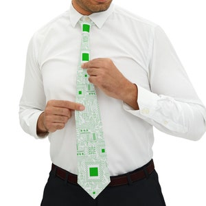 Può includere: Una camicia bianca con una cravatta verde e bianca con un motivo a circuito stampato.