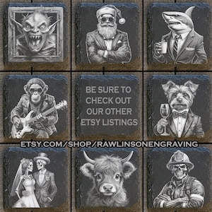 K&ouml;nnte beinhalten: Set mit 10 schwarzen Schieferuntersetzern mit verschiedenen gravierten Bildern. Die Bilder zeigen ein Monster, den Weihnachtsmann, einen Hai, einen Affen, der Gitarre spielt, eine Kuh, einen Hund, ein Skelettpaar und einen Feuerwehrmann. Die Untersetzer haben einen Text&uuml;berlagerung, der "Schau dir unbedingt unsere anderen Etsy-Angebote an" und "etsy.com/shop/rawlinsonengraving" lautet.