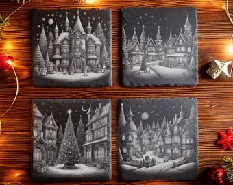 Op de afbeelding: Vier vierkante leistenen onderzetters met gedetailleerde zwart-wit illustraties van een kerstdorp. Elke onderzetter heeft gebouwen, bomen en een sterrenhemel. De onderzetters zijn gerangschikt op een houten oppervlak met feestelijke decoraties.