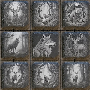 Könnte beinhalten: Neun schwarze Schieferuntersetzer mit einem weißen Design verschiedener Waldtiere. Die Untersetzer zeigen ein Reh, einen Wolf, einen Bären und andere Tiere in einer Waldlandschaft.