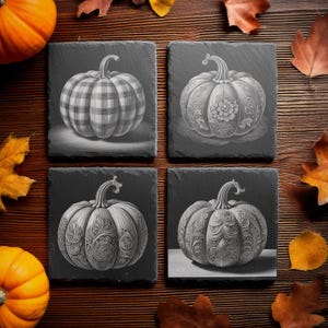 Puede incluir: Conjunto de cuatro posavasos de pizarra negra con un diseño diferente de calabaza en cada posavasos. Las calabazas son de estilo vintage y todas en blanco y negro.