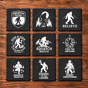 Puede incluir: Un juego de nueve posavasos cuadrados de pizarra negra, cada uno con un gráfico blanco único de una criatura Bigfoot. Los diseños incluyen textos como SQUATCH PATROL, HIDE & SEEK CHAMPION, SQUATCH WATCH, FIND THE UNFOUND, NAMASTE SQUATCH, CHEERS TO THE LEGEND y MERRY SQUATCHMAS.