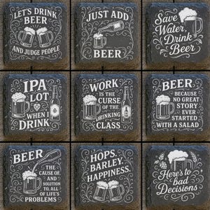 Op de afbeelding: Negen vierkante leistenen onderzetters met witte letters en illustraties. Elke onderzetter heeft een andere biergerelateerde quote, zoals "Let's Drink Beer and Judge People". De onderzetters zijn ontworpen voor gebruik in een thuisbar.