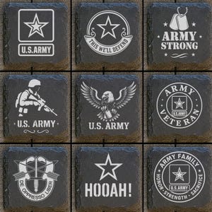 Puede incluir: Nueve posavasos cuadrados de pizarra con diseños gráficos blancos. Los diseños incluyen el logotipo de la estrella del ejército estadounidense, un águila, placas de identificación y frases como "Army Strong" y "Hooah!" Los posavasos son de color gris oscuro con una superficie texturizada.