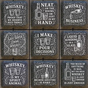 Puede incluir: Nueve posavasos cuadrados de pizarra con texto e ilustraciones en blanco. Los posavasos presentan frases como "Whiskey is my spirit animal" y "Too much of anything is bad, but too much whiskey is just enough."