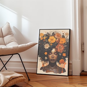 Op de afbeelding: Een digitaal schilderij van een vrouw met donkerbruine huid en krullend zwart haar. Haar haar is versierd met een kroon van oranje, gele en witte bloemen. De achtergrond is lichtbruin.