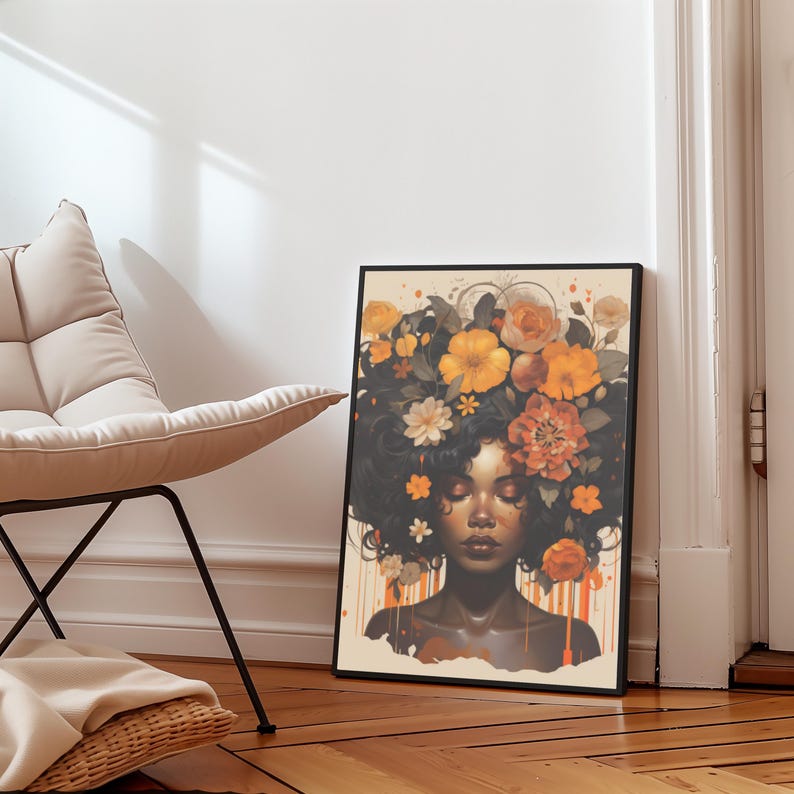 Op de afbeelding: Een digitaal schilderij van een vrouw met donkerbruine huid en krullend zwart haar. Haar haar is versierd met een kroon van oranje, gele en witte bloemen. De achtergrond is lichtbruin.