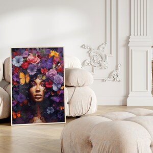 K&ouml;nnte beinhalten: Ein gerahmter Kunstdruck, der eine Frau mit Blumen und Schmetterlingen zeigt. Das Kunstwerk verwendet eine reiche Farbpalette, darunter Lila, Rosa und Gelb. Das Gesicht der Frau steht im Mittelpunkt, mit detaillierten Merkmalen und einem ruhigen Ausdruck. Der Druck wird in einem hellen Holzrahmen pr&auml;sentiert.
