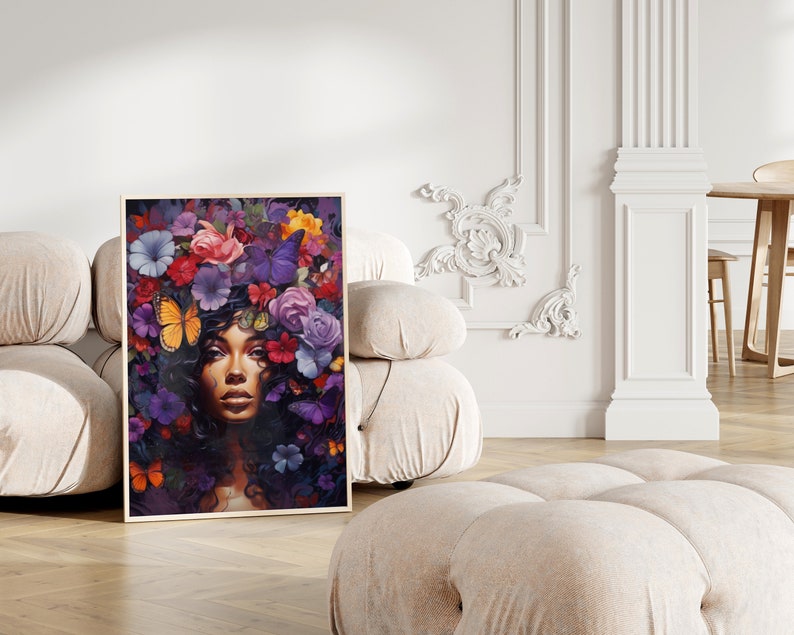 K&ouml;nnte beinhalten: Ein gerahmter Kunstdruck, der eine Frau mit Blumen und Schmetterlingen zeigt. Das Kunstwerk verwendet eine reiche Farbpalette, darunter Lila, Rosa und Gelb. Das Gesicht der Frau steht im Mittelpunkt, mit detaillierten Merkmalen und einem ruhigen Ausdruck. Der Druck wird in einem hellen Holzrahmen pr&auml;sentiert.