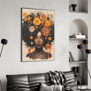Op de afbeelding: Een schilderij van een vrouw met een kroon van oranje en gele bloemen op haar hoofd. De vrouw heeft een donkere huid en draagt een eenvoudige outfit. De achtergrond is lichtbruin.