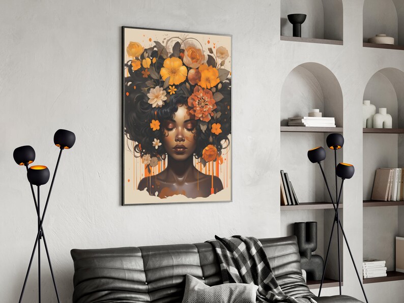 Op de afbeelding: Een schilderij van een vrouw met een kroon van oranje en gele bloemen op haar hoofd. De vrouw heeft een donkere huid en draagt een eenvoudige outfit. De achtergrond is lichtbruin.