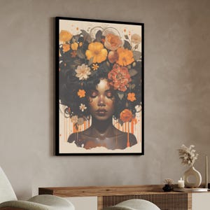 Op de afbeelding: Een digitaal schilderij van een vrouw met een donkere huid en gesloten ogen. Haar haar is in een afro gestyled en versierd met oranje, gele en rode bloemen. De achtergrond is lichtbeige.