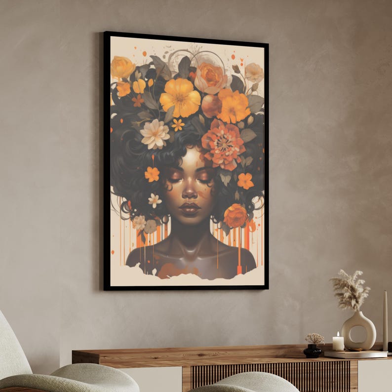 Op de afbeelding: Een digitaal schilderij van een vrouw met een donkere huid en gesloten ogen. Haar haar is in een afro gestyled en versierd met oranje, gele en rode bloemen. De achtergrond is lichtbeige.