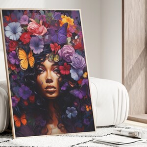 K&ouml;nnte beinhalten: Ein gerahmter Kunstdruck mit einem Frauenportr&auml;t, das mit bunten Blumen und Schmetterlingen geschm&uuml;ckt ist. Das Kunstwerk zeigt eine lebendige Palette von Lila, Rot, Orange und Gelb und erzeugt eine skurrile und k&uuml;nstlerische &Auml;sthetik. Das Gesicht der Frau ist der Mittelpunkt.