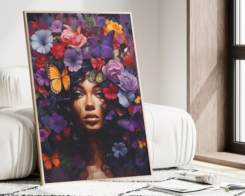 K&ouml;nnte beinhalten: Ein gerahmter Kunstdruck mit einem Frauenportr&auml;t, das mit bunten Blumen und Schmetterlingen geschm&uuml;ckt ist. Das Kunstwerk zeigt eine lebendige Palette von Lila, Rot, Orange und Gelb und erzeugt eine skurrile und k&uuml;nstlerische &Auml;sthetik. Das Gesicht der Frau ist der Mittelpunkt.