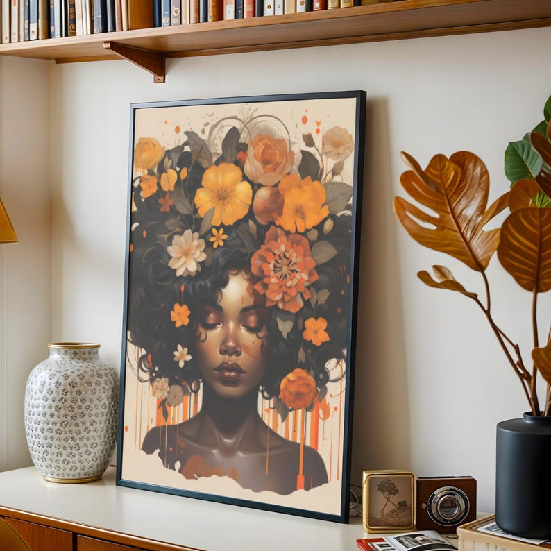 Op de afbeelding: Een digitaal schilderij van een vrouw met een donkere huidskleur en gesloten ogen. Haar haar is in een afro gemodelleerd en versierd met een kroon van oranje, gele en rode bloemen. De achtergrond is lichtbeige met oranje en gele verfspatten.