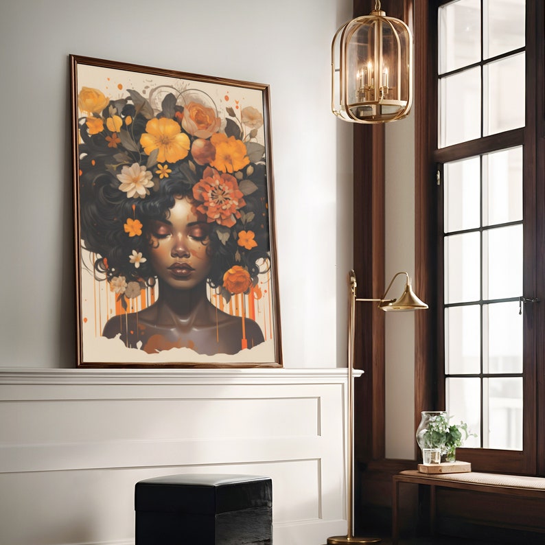 Op de afbeelding: Een digitaal schilderij van een vrouw met een donkere huid en bruine ogen. Haar haar is gestyled met een kroon van oranje en gele bloemen. De achtergrond is lichtbeige.