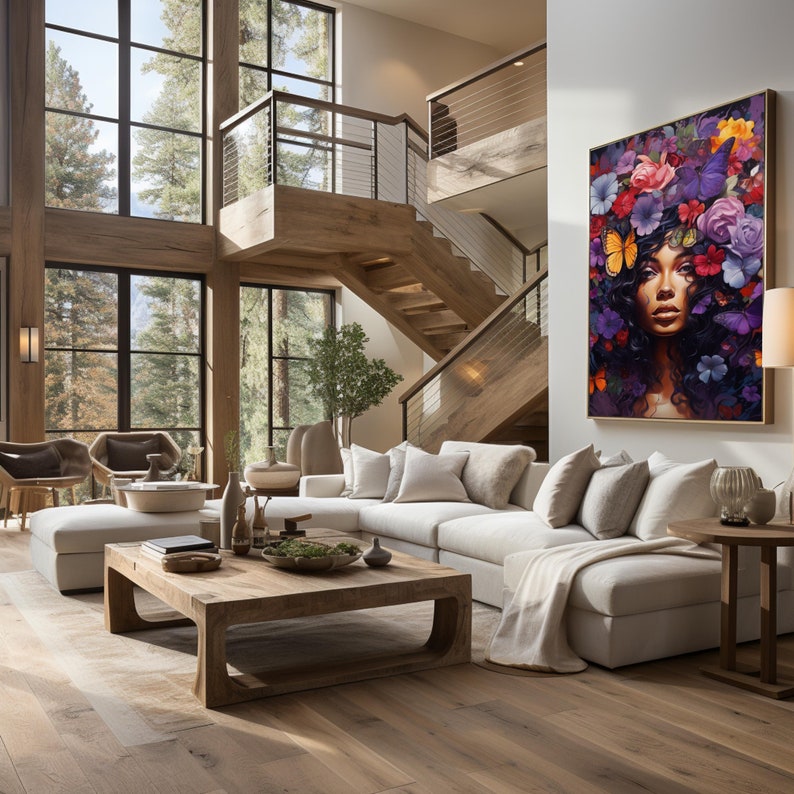 K&ouml;nnte beinhalten: Ein ger&auml;umiges Wohnzimmer mit einem gro&szlig;en Ecksofa, einem Holztisch und einem gerahmten Kunstwerk, das ein Frauengesicht mit Blumen und Schmetterlingen zeigt. Der Raum verf&uuml;gt &uuml;ber gro&szlig;e Fenster mit Blick auf einen Wald, eine Holztreppe und eine neutrale Farbpalette.
