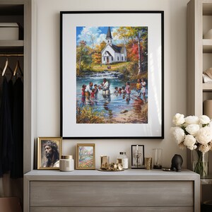 Pu&ograve; includere: Un dipinto incorniciato che rappresenta una scena di battesimo in un fiume con una chiesa bianca sullo sfondo. Il dipinto presenta un gruppo di persone in piedi nell'acqua, con una persona che sta eseguendo il battesimo. La scena &egrave; ambientata in una zona rurale con alberi e una piccola cascata.