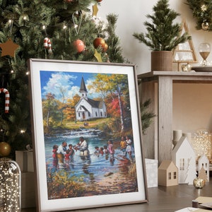 Pu&ograve; includere: Un dipinto incorniciato che rappresenta una cerimonia di battesimo in un fiume. Il dipinto presenta una chiesa bianca sullo sfondo, circondata da foglie autunnali. La scena &egrave; pacifica e serena, con un gruppo di persone radunate intorno al fiume.