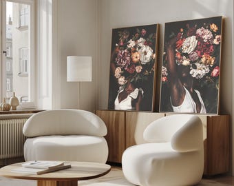 Puede incluir: Dos impresiones de arte enmarcadas con un fondo oscuro que representan a una persona con flores que le cubren la cara. Las flores son de color rosa, rojo y blanco.