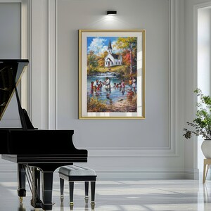 Pu&ograve; includere: Un dipinto incorniciato che rappresenta una cerimonia di battesimo in un fiume con una chiesa bianca sullo sfondo. Il dipinto presenta un gruppo di persone in piedi nell'acqua, con un ministro che sta celebrando il battesimo. La scena &egrave; ambientata in una zona rurale con alberi e un cielo blu.