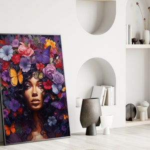 K&ouml;nnte beinhalten: Ein gerahmter Kunstdruck mit einer Frau mit Blumenkrone und Schmetterlingen. Das Kunstwerk zeigt das Gesicht einer Frau, umgeben von bunten Blumen in Rot-, Lila- und Gelbt&ouml;nen. Die Schmetterlinge verleihen dem Portr&auml;t eine verspielte Note.