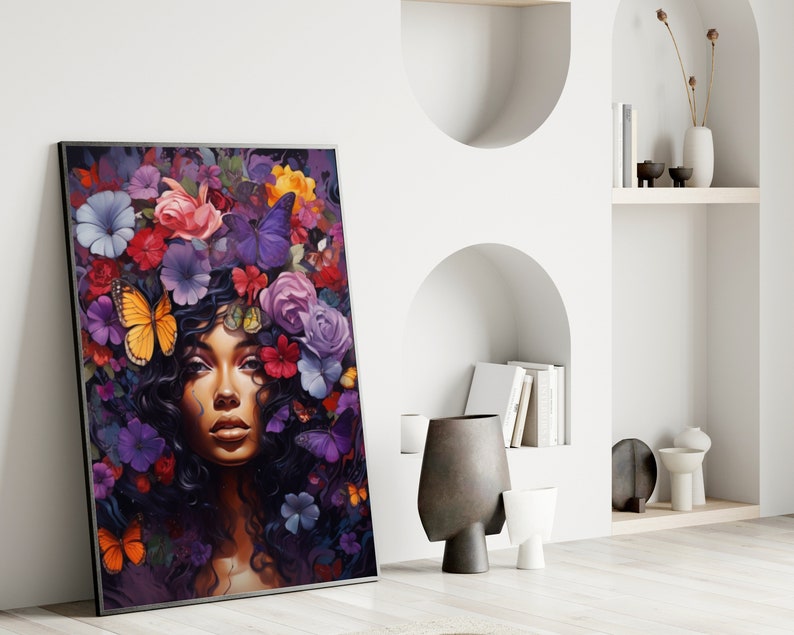 K&ouml;nnte beinhalten: Ein gerahmter Kunstdruck mit einer Frau mit Blumenkrone und Schmetterlingen. Das Kunstwerk zeigt das Gesicht einer Frau, umgeben von bunten Blumen in Rot-, Lila- und Gelbt&ouml;nen. Die Schmetterlinge verleihen dem Portr&auml;t eine verspielte Note.