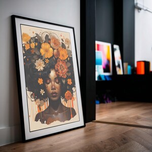 Op de afbeelding: Een ingelijste illustratie van een vrouw met een kroon van oranje en witte bloemen op haar hoofd. De vrouw heeft een donkere huid en bruine ogen. De achtergrond is lichtbeige met oranje en witte verfspatten.