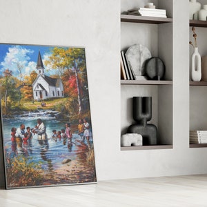 Pu&ograve; includere: Un dipinto che rappresenta una cerimonia di battesimo in un fiume. Un gruppo di persone sta in piedi nell'acqua, con una persona che sta eseguendo il battesimo. Una chiesa bianca &egrave; visibile sullo sfondo, circondata da alberi con foglie autunnali.
