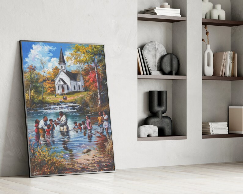 Pu&ograve; includere: Un dipinto che rappresenta una cerimonia di battesimo in un fiume. Un gruppo di persone sta in piedi nell'acqua, con una persona che sta eseguendo il battesimo. Una chiesa bianca &egrave; visibile sullo sfondo, circondata da alberi con foglie autunnali.