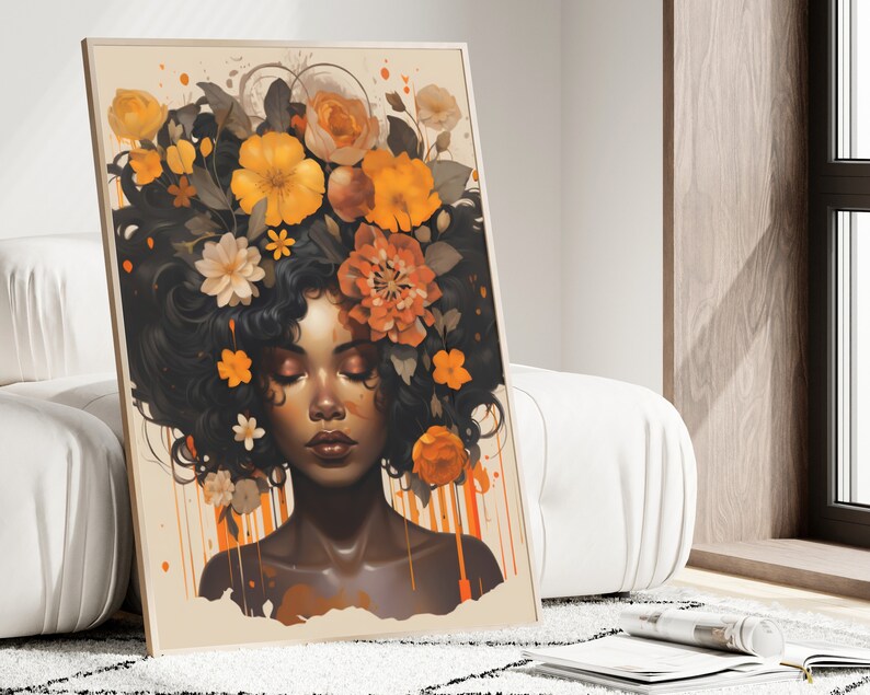 Op de afbeelding: Een digitaal schilderij van een vrouw met donkerbruin haar versierd met oranje en gele bloemen. De ogen van de vrouw zijn gesloten en ze heeft een serene uitdrukking. De achtergrond is lichtbeige met oranje en gele verfspatten.