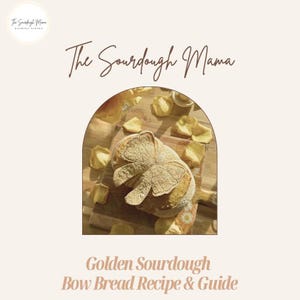 Può includere: Un pane a forma di arco di pasta madre dorata con un disegno a forma di farfalla sulla parte superiore. Il pane è su una superficie di legno con petali di fiori gialli sparsi intorno. Il testo "Golden Sourdough Bow Bread Recipe & Guide" è sotto l'immagine.