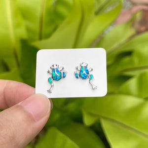 Orecchini a forma di rana portafortuna in opale di fuoco blu - Argento Sterling 925, borchie, ipoallergenici, gioielli ispirati alla natura, regalo perfetto per lei, rana portafortuna