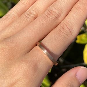 Anillo fino de tungsteno color bronce dorado, acabado mate cepillado, 3 mm, apilable, unisex, para uso casual.