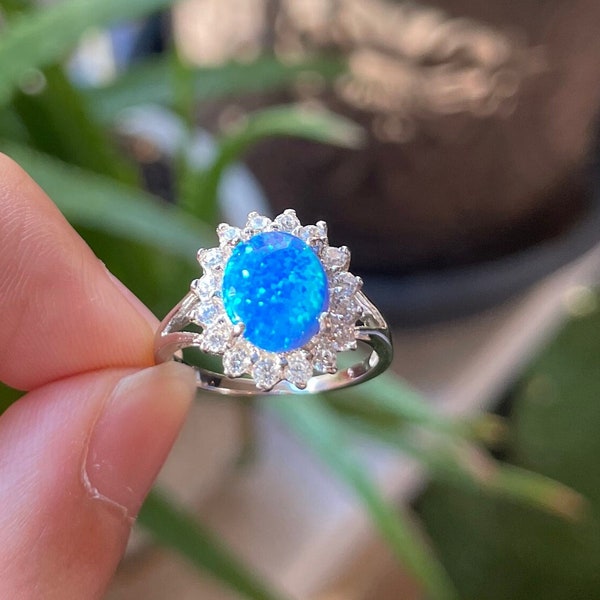 Anillo de plata de ley 925 con ópalo azul galaxia y cristal de circonita cúbica envolvente, anillo estilo aniversario con piedra natal para mujer