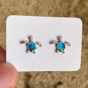 Pendientes de tortuga marina de plata de ley: resina de ópalo azul, delicada joyería hawaiana.
