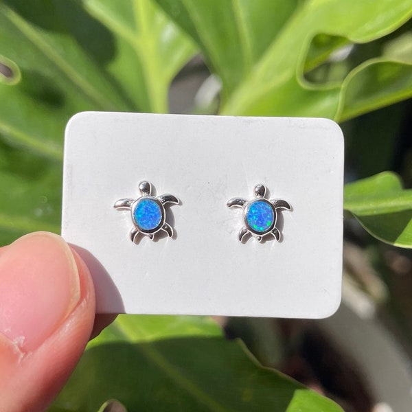 Boucles d'oreilles bébé tortue de mer galaxie opale bleue Mini boucles d'oreilles bleues en argent sterling 925 unisexe, bijoux inspirés de l'océan