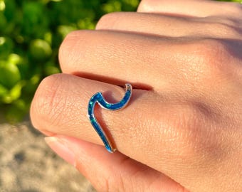Anillo minimalista y delicado de plata de ley 925 con resina de ópalo azul en forma de ola marina hawaiana, de la colección Island Jewelry para mujer.