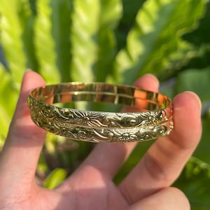 Hawaiianskt Hamilton guldfärgat rullmönstrat armband, mellanstort, 5 mm brett, 1 styck, stapelbara hawaiianska smycken för henne, vuxenstorlek 18 till 23 cm