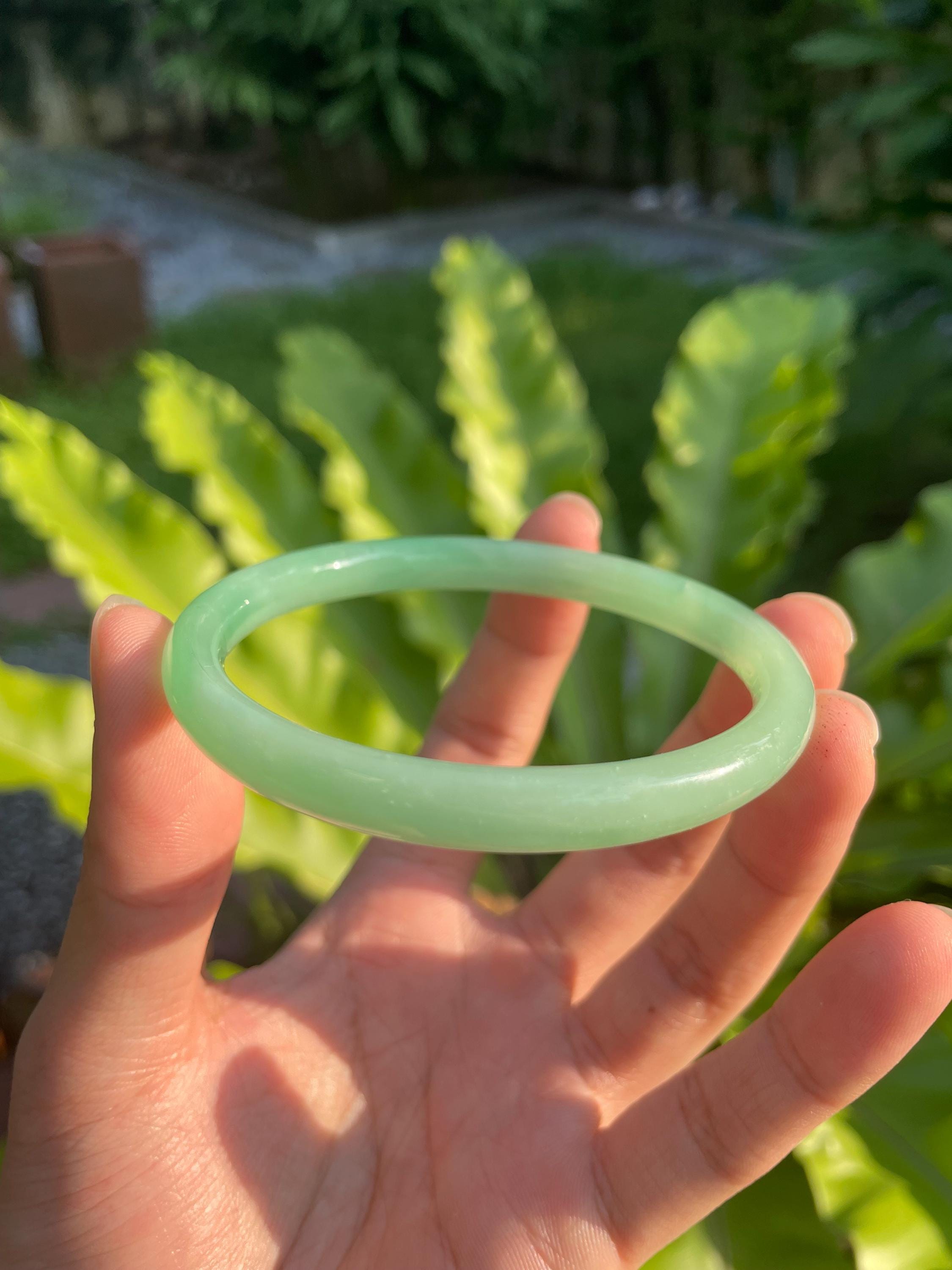 Bracelet Manchette Vintage En Lucite Vert Jade - Ornement Doré Style Bouton De Manchette - Occasion