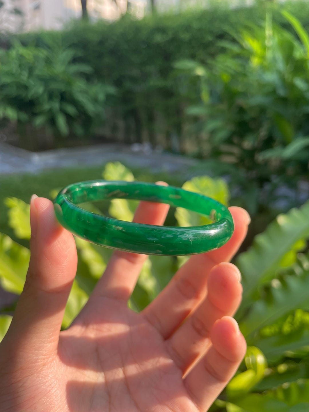 厚みのあるダークグリーンの翡翠バングル。美しい模様。フラットな内側