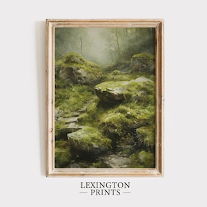 Op de afbeelding: Een schilderij van een mossig bospaadje met grote rotsen en bomen op de achtergrond. Het pad wordt verlicht door een zacht, etherisch licht.