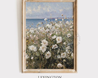 Könnte beinhalten: Ein gerahmtes Gemälde, das eine Meereslandschaft mit weißen Blumen im Vordergrund zeigt. Der Himmel ist blau mit weißen Wolken und das Meer ist tiefblau. Die Blumen blühen und das Gemälde hat einen Vintage-Charakter.