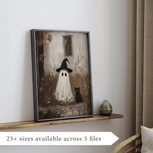 Puede incluir: Impresi&oacute;n art&iacute;stica enmarcada que presenta un fantasma con un sombrero de bruja y un gato negro. La obra de arte tiene una paleta de colores apagados y est&aacute; ambientada en un edificio y follaje. El texto "25+ tama&ntilde;os disponibles en 5 archivos" est&aacute; en la parte inferior.