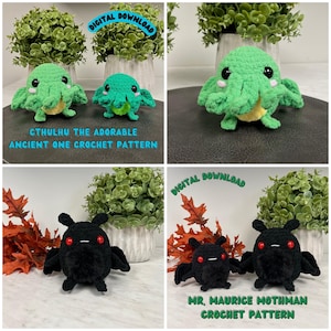 Puede incluir: Dos patrones de crochet para criaturas amigurumi. El primer patrón es para un Cthulhu verde con tentáculos y el texto "Cthulhu the Adorable Ancient One Crochet Pattern". El segundo patrón es para un Mothman negro con alas y el texto "Mr. Maurice Mothman Crochet Pattern".