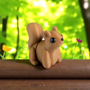 Könnte beinhalten: Eine braune Eichhörnchenfigur mit einem buschigen Schwanz und großen schwarzen Augen. Die Figur sitzt auf einer braunen Holzoberfläche.