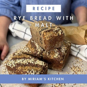 Könnte beinhalten: Nahaufnahme von Roggenbrot mit Malz, belegt mit Samen und Körnern. Das Brot ist in Zeitungspapier eingewickelt und liegt auf einer Holzoberfläche. Das Bild enthält den Text "Recipe" und "By Miriam's Kitchen".