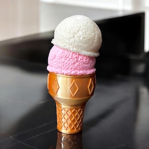3D gedruckter „Two Scoips“ Erdbeer und Vanille Eistüte Produziert von 3D Kitchen Art