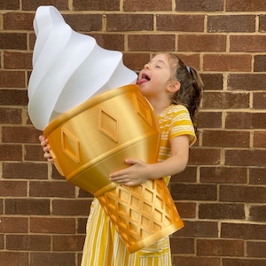 RIESEN Goldene “Vanille” Eistüte Box Produziert von 3D Kitchen Art